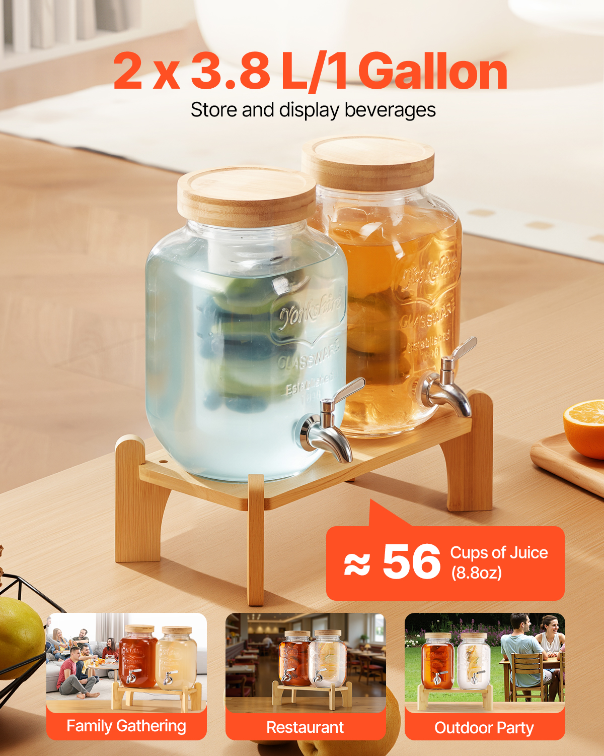 Dos dispensadores de vidrio con tapas de madera en un soporte, llenos de agua y jugo.