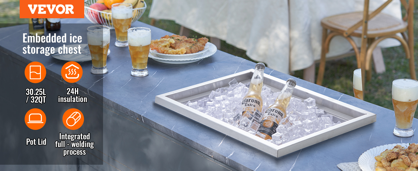 Una mesa de mármol oscuro al aire libre tiene una hielera empotrada llena de cubitos de hielo y dos cervezas.