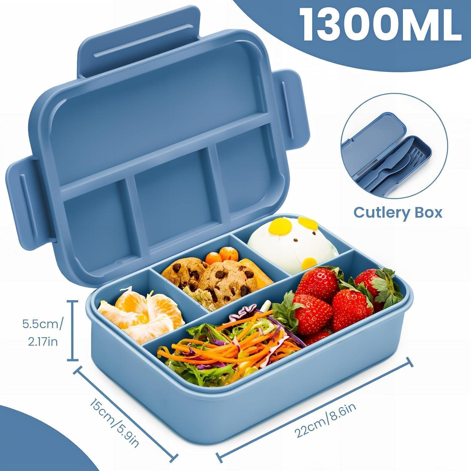 Scatola bento blu con quattro scomparti riempita di frutta, biscotti e insalata, con misure.