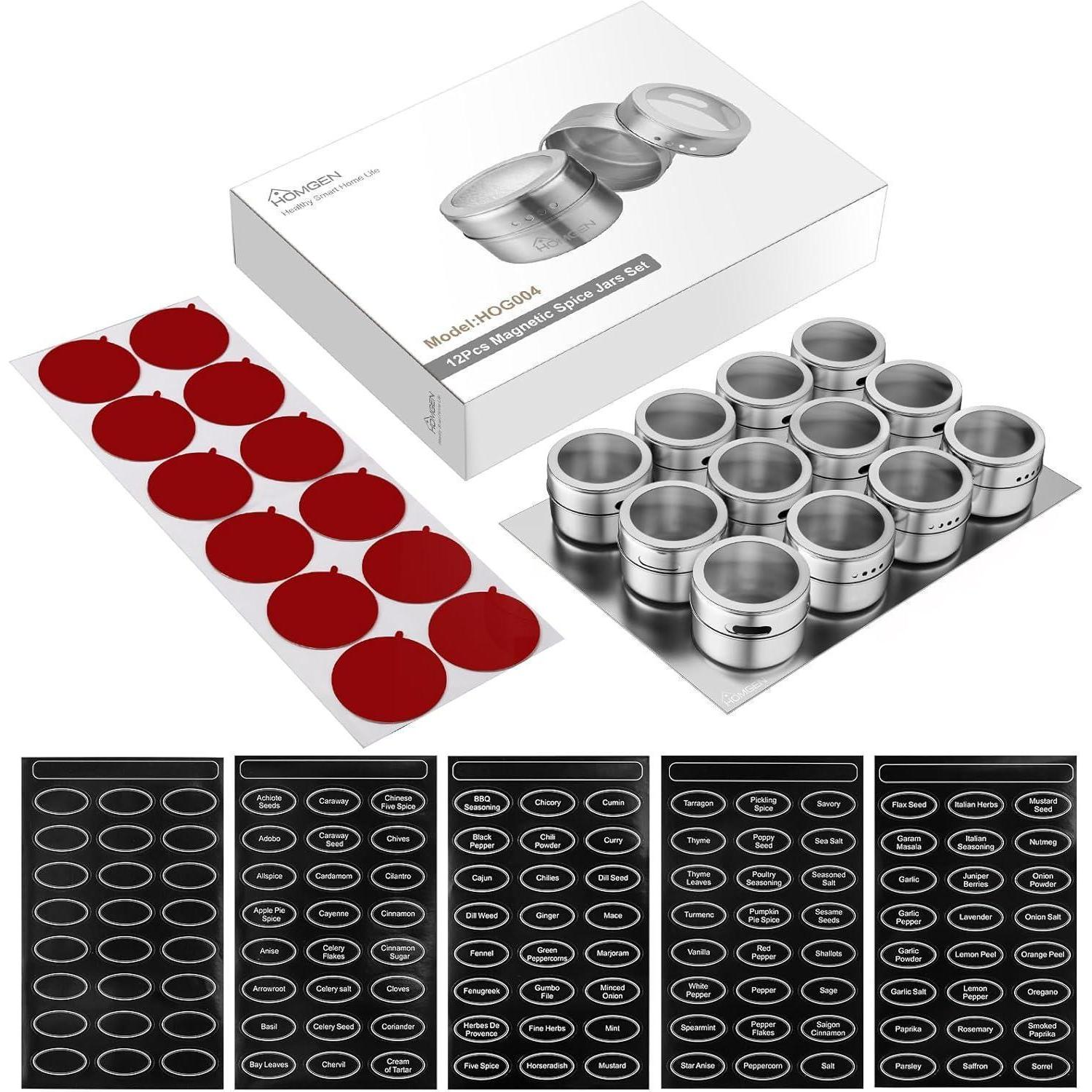 Set di barattoli per spezie magnetici con 12 vasetti, confezione, etichette e supporti rossi.