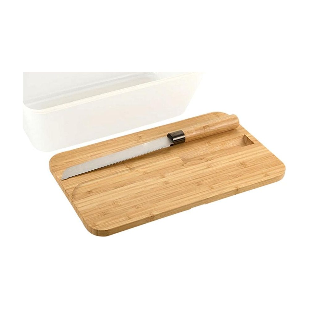 Tagliere in bambù con coltello da pane e contenitore bianco sullo sfondo bianco.