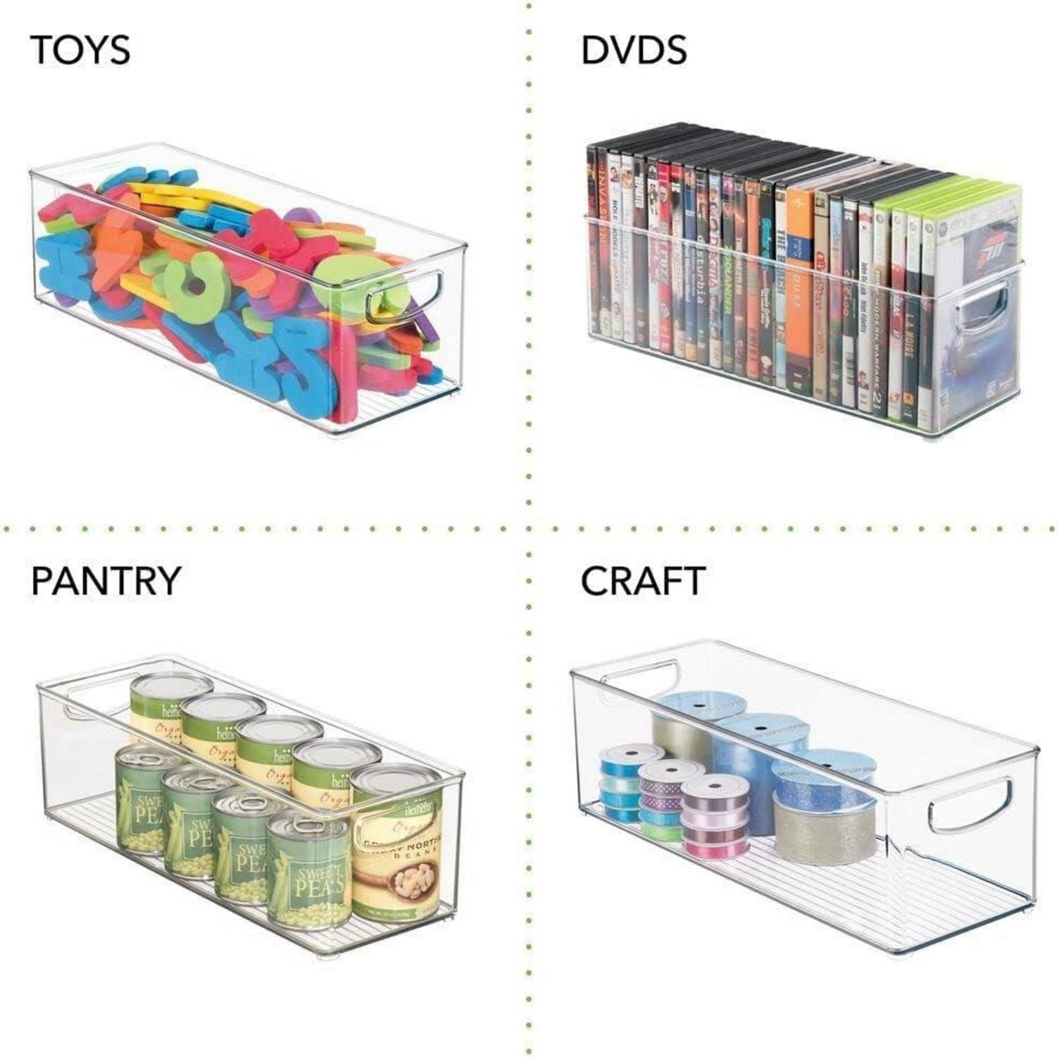 Quattro contenitori di plastica trasparente con giocattoli, DVD, conserve e nastri artigianali.