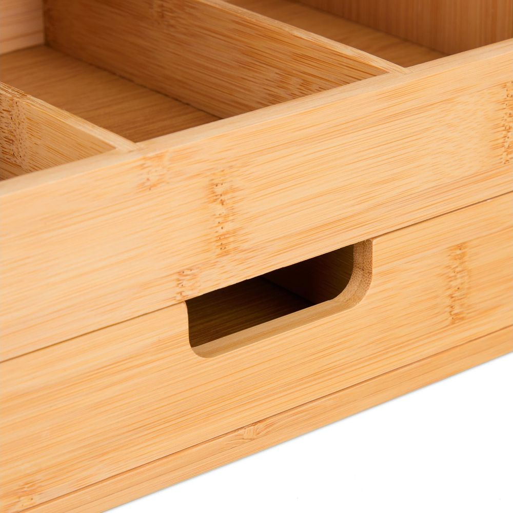 Nahaufnahme einer Holzkiste mit Schiebe- und Facheinsätzen.