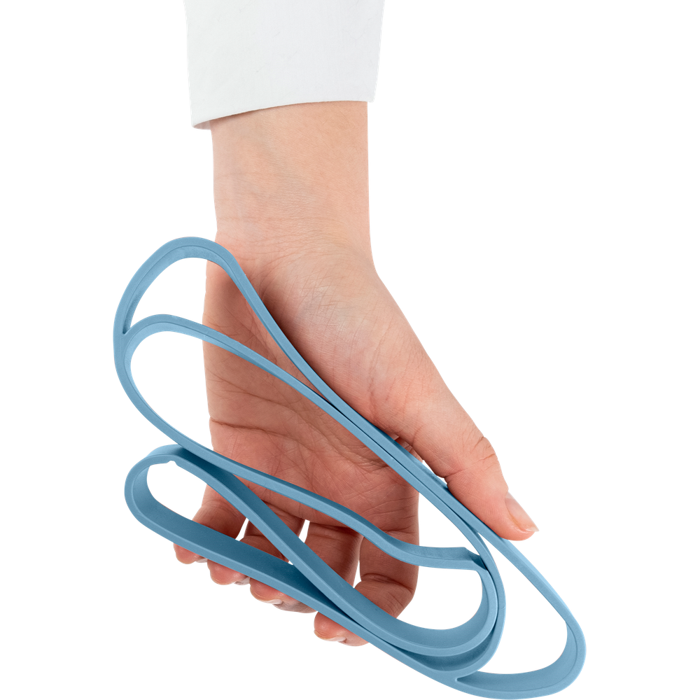 Una mano che tiene una fascia elastica blu su sfondo nero.