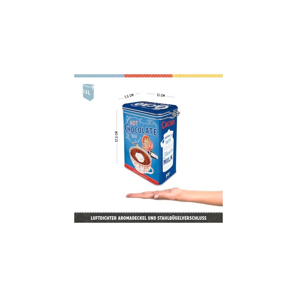 Una scatola blu di cioccolata calda con grafica vintage e misure sopra una mano.