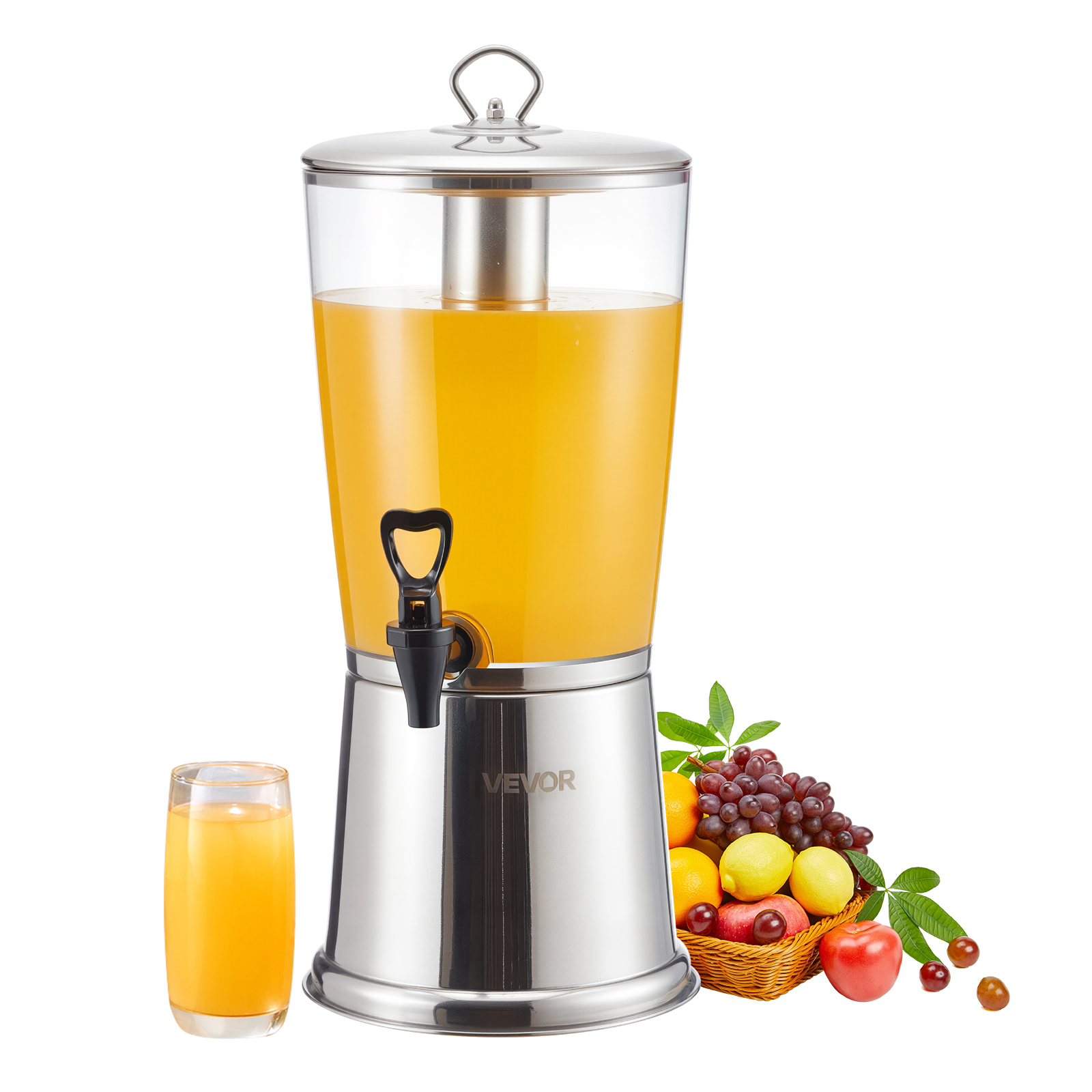 Un dispensador de zumos de acero inoxidable con zumo, un vaso y una cesta de fruta.