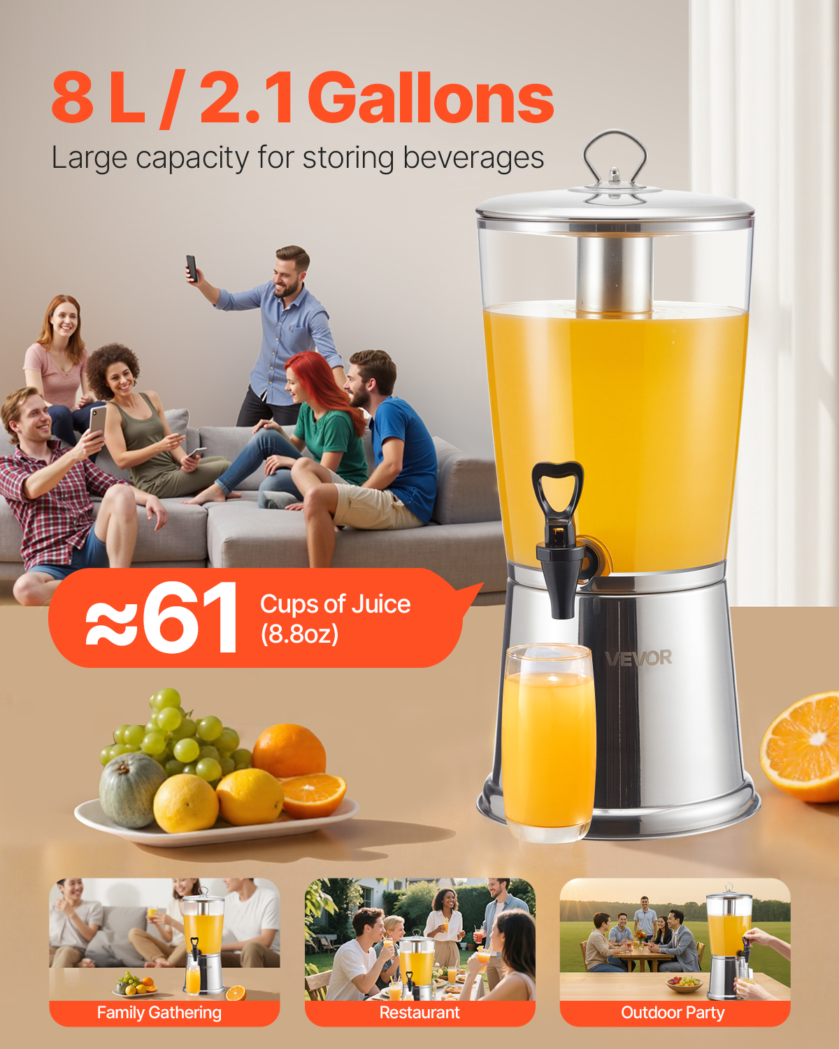 Un dispensador de zumos de 8 litros con zumo de naranja, un vaso y fruta en una mesa, con gente relajándose en un sofá detrás.