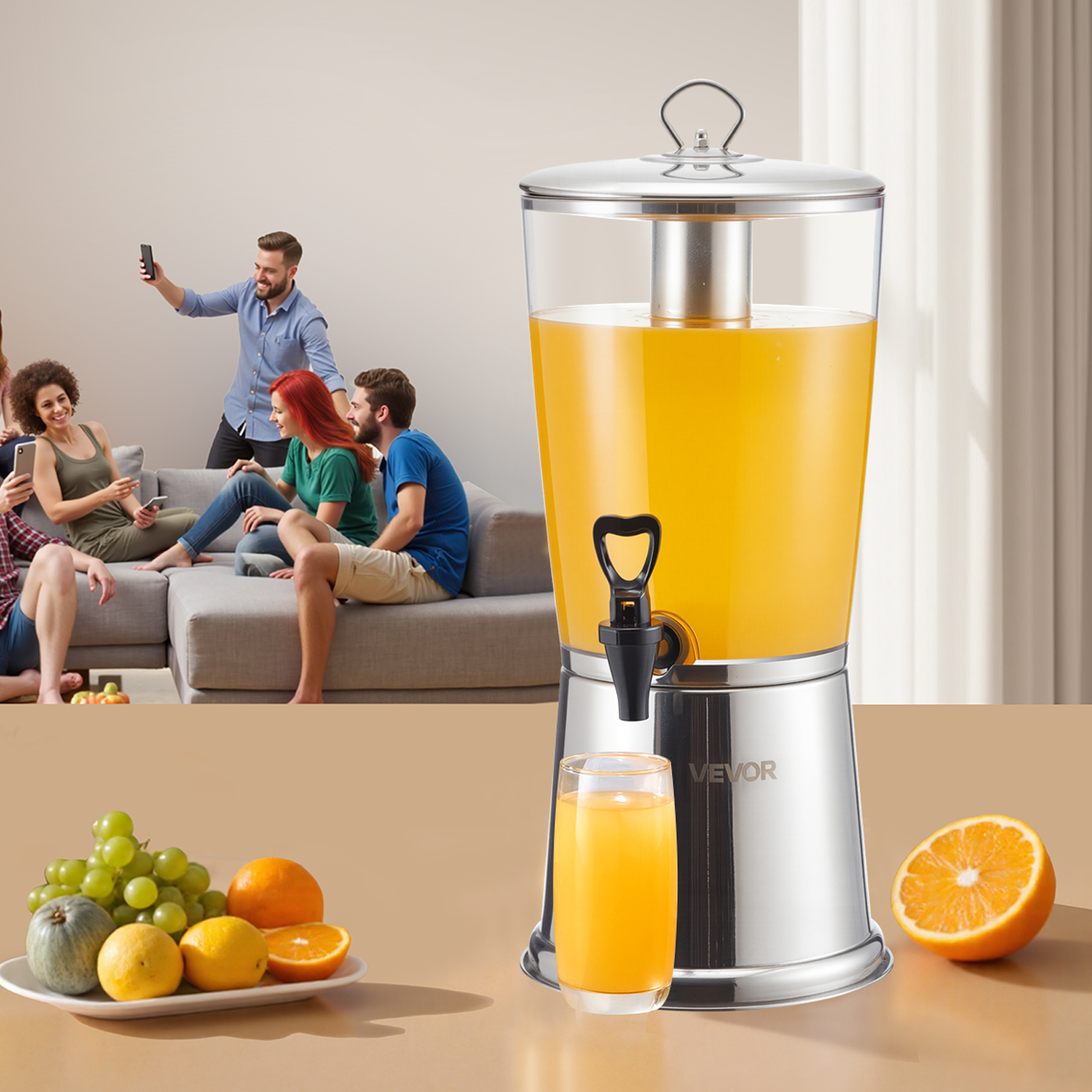 Un dispensador de jugo de acero inoxidable con un vaso de jugo y fruta fresca, y personas relajándose en un sofá al fondo.