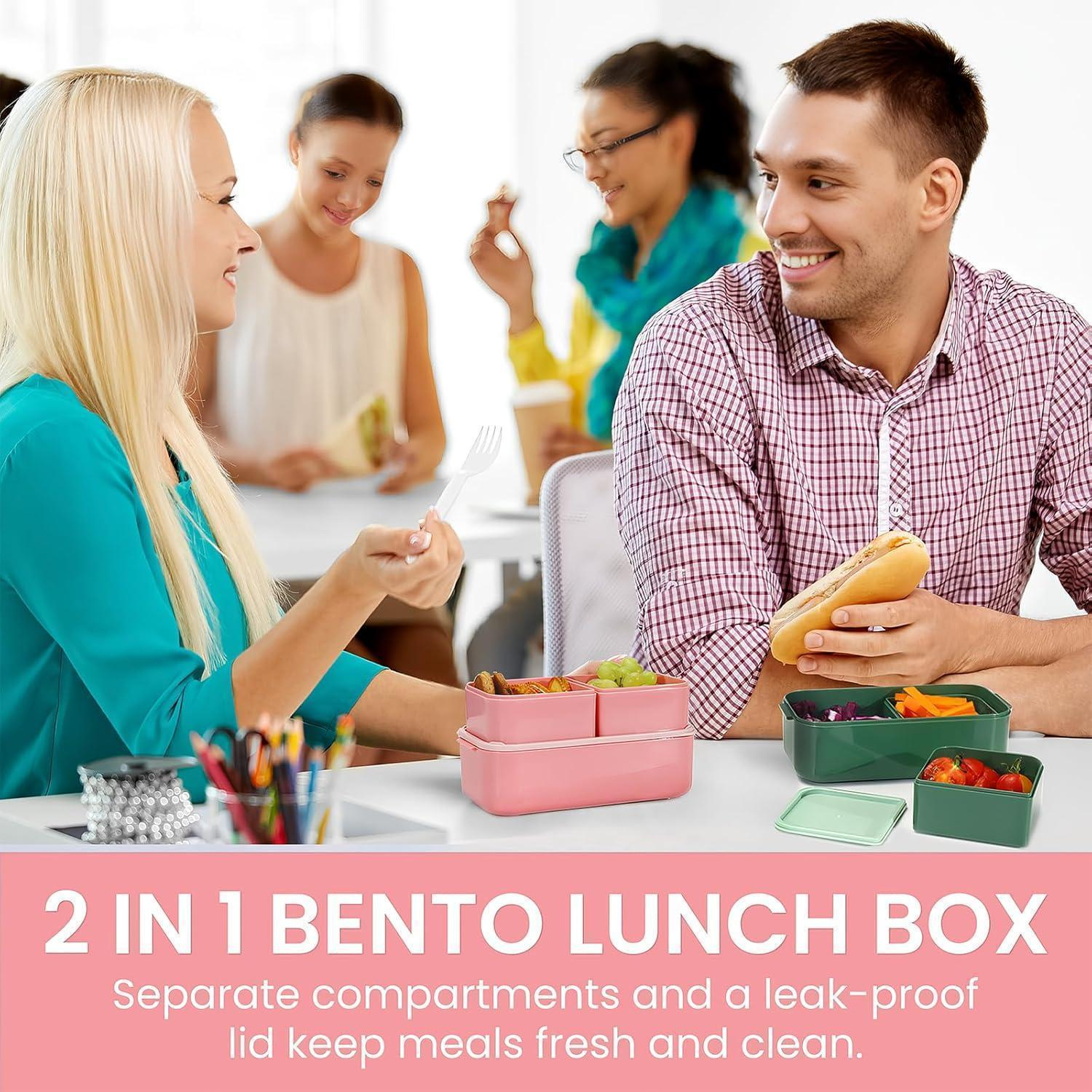 Amici seduti insieme a un tavolo che mangiano da colorati bento box in una stanza luminosa.