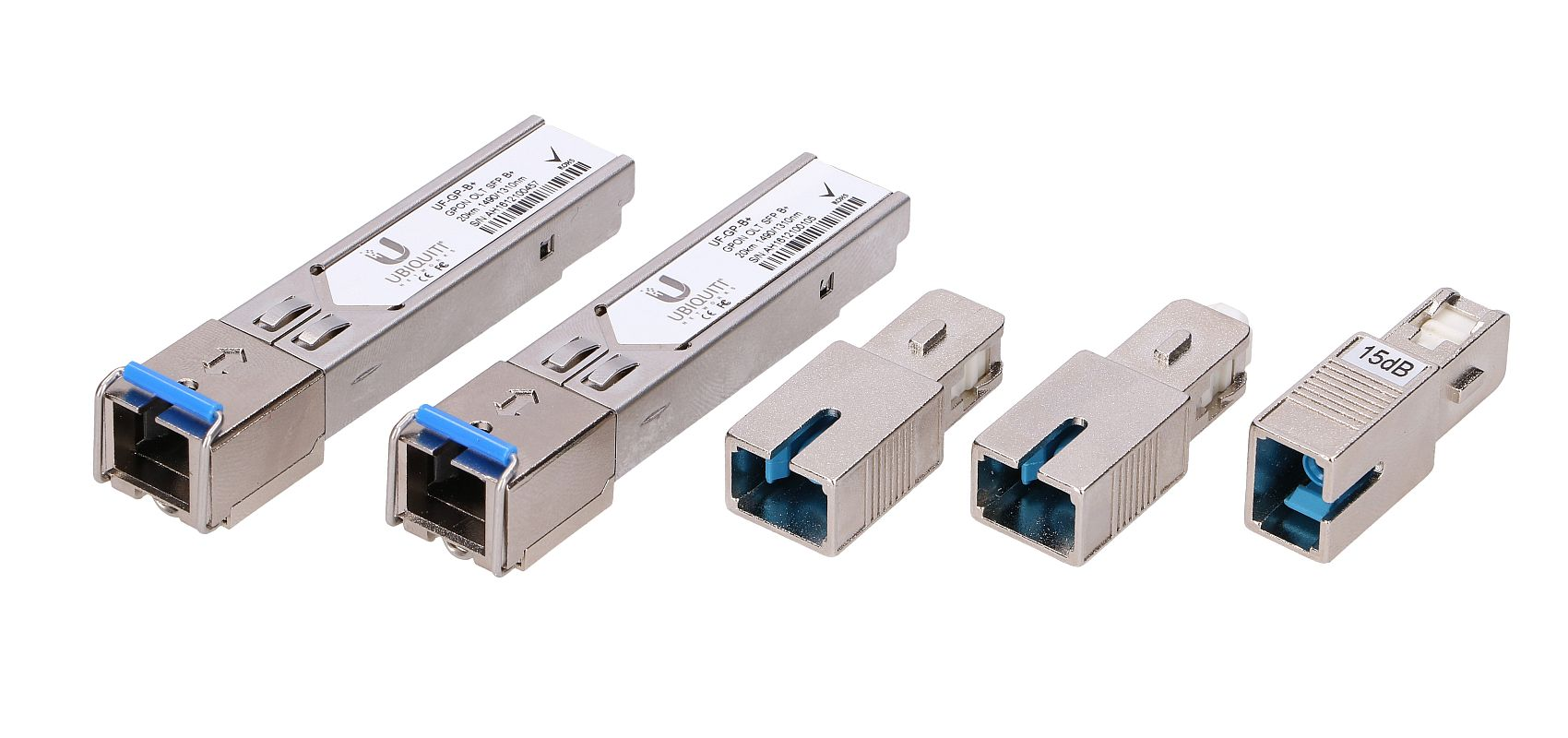 Cinque ricetrasmettitori SFP argentati e adattatori ottici con connettori blu su sfondo bianco.