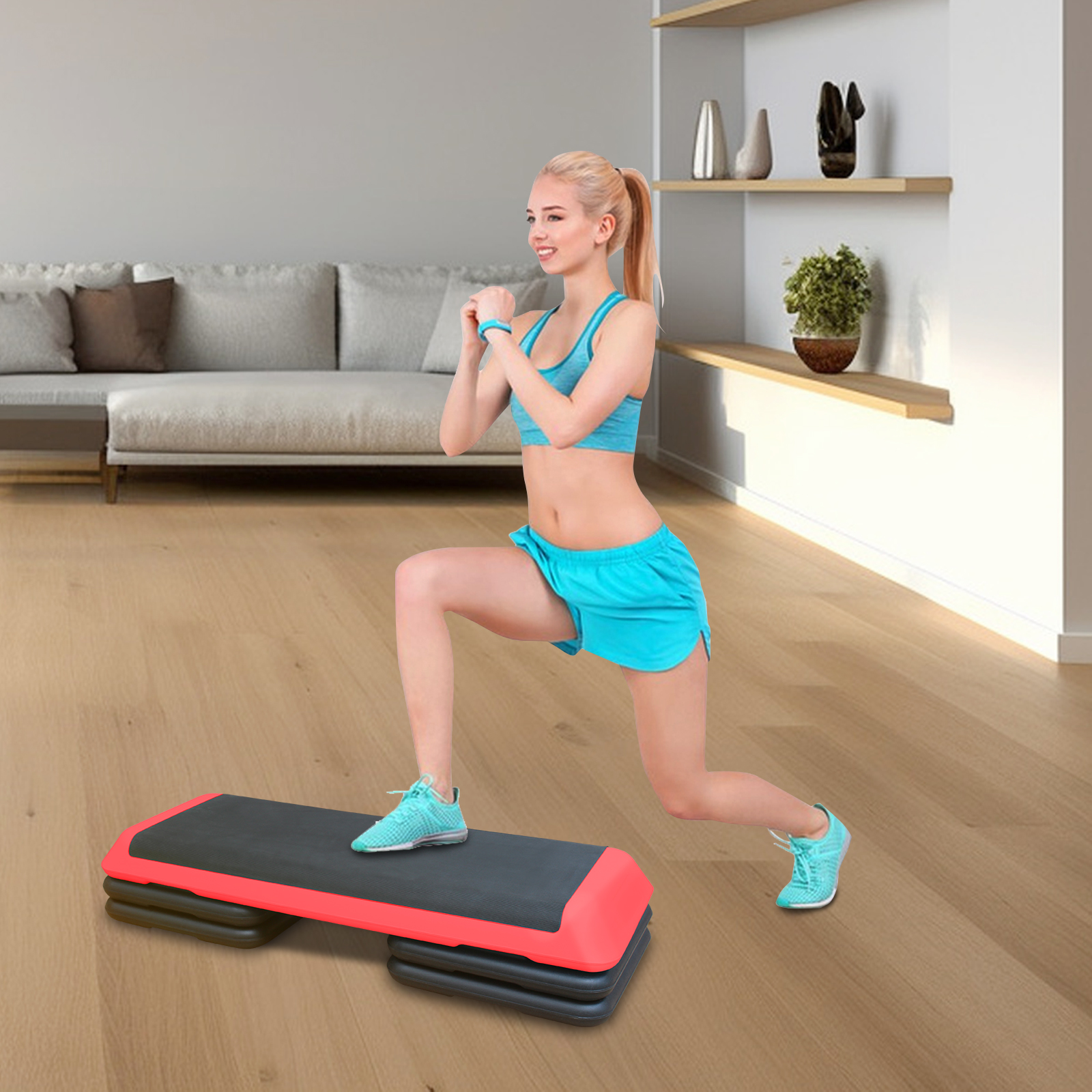 Blau gekleidete blonde Frau macht Ausfallschritte auf einem Step-Brett im Wohnzimmer.