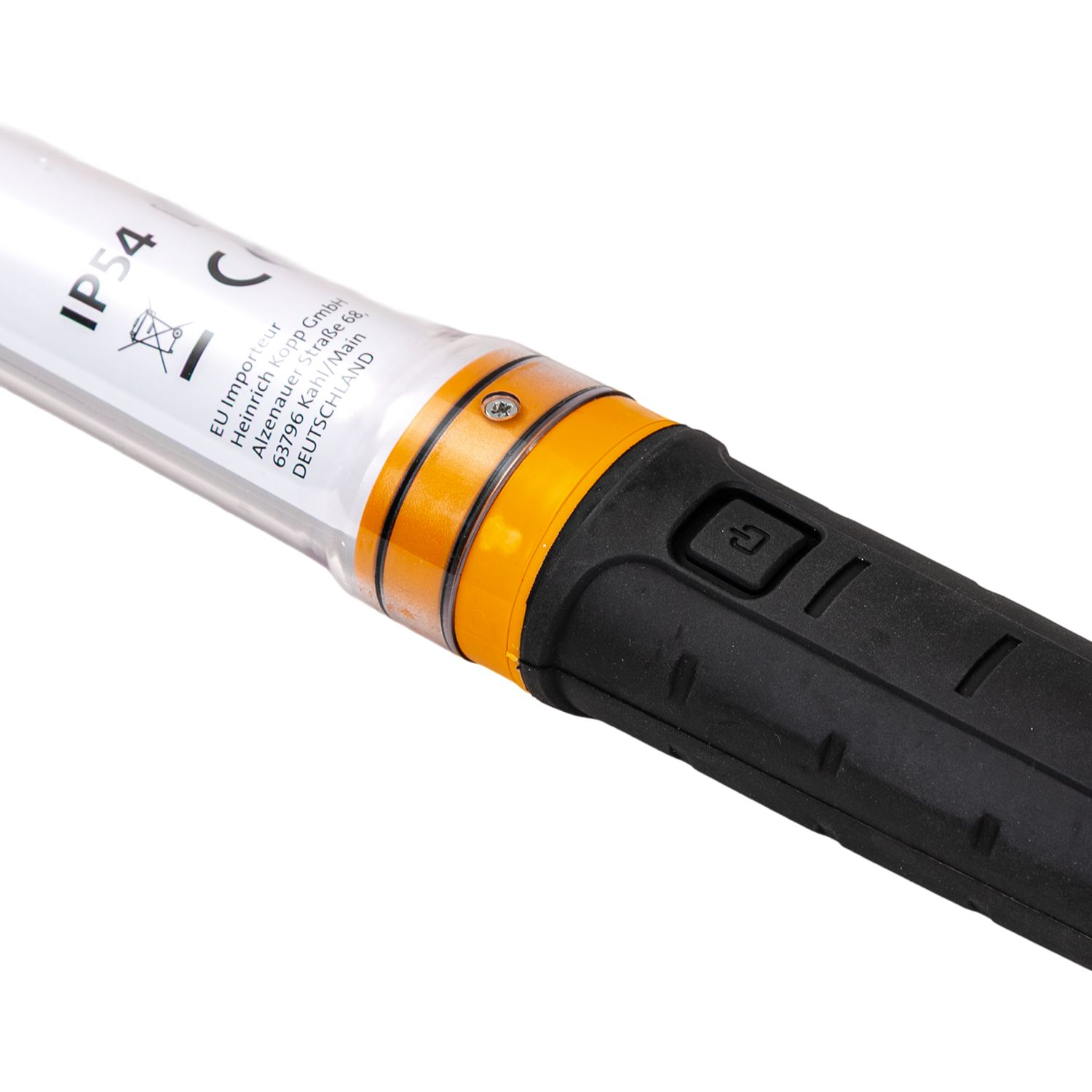 Nahaufnahme eines Werkzeugs mit IP54-Kennzeichnung, gelbem Ring und schwarzem Gummigriff mit Einschalttaste.
