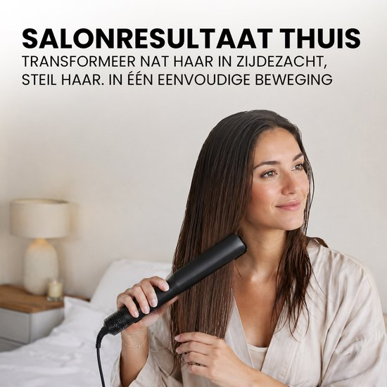 Una donna modella i suoi capelli bagnati con uno styler ad aria calda nera in camera da letto, con testo in olandese.