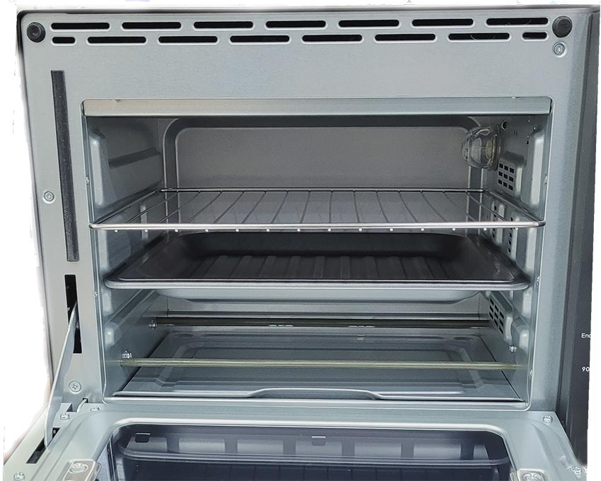 Interior de un horno eléctrico abierto con una rejilla metálica y una bandeja.