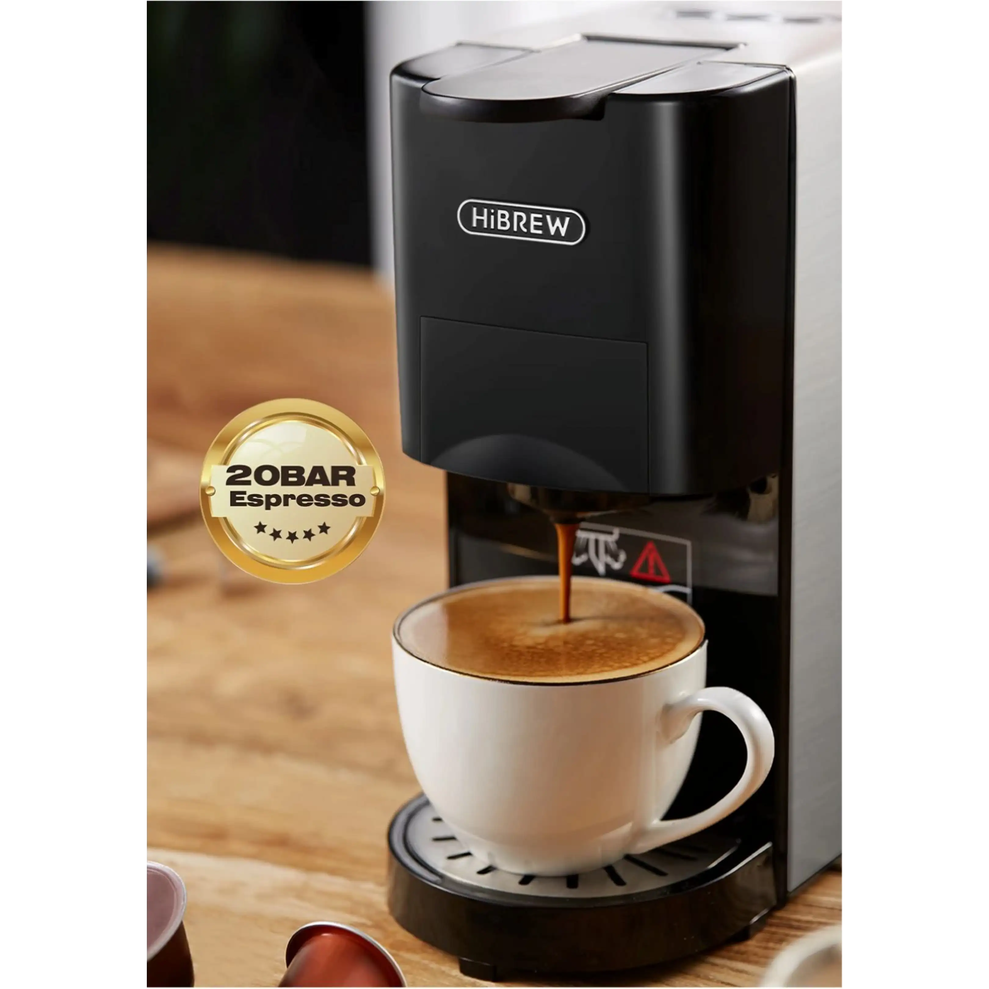 Una macchina da caffè nera versa espresso fresco in una tazza bianca su un tavolo di legno.