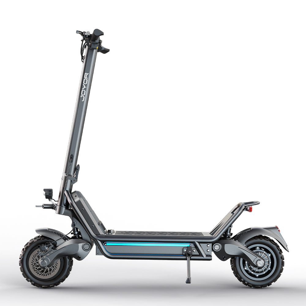 Un monopattino elettrico Joyor grigio con pneumatici spessi e luce laterale blu su sfondo bianco.