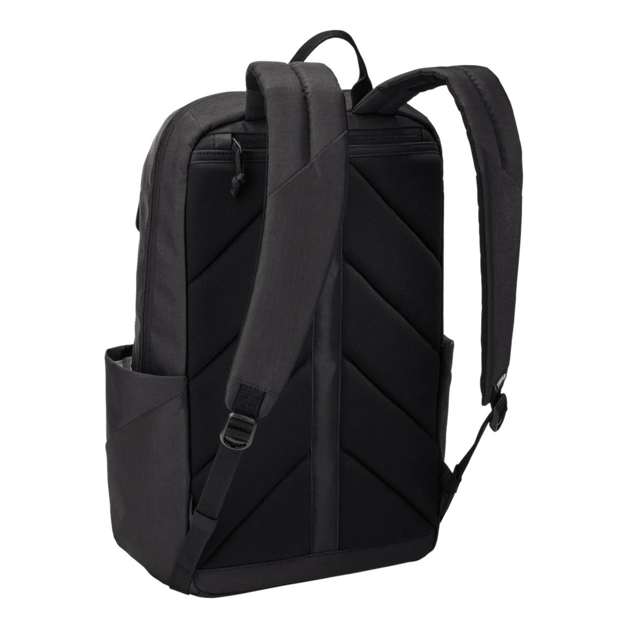 Ein schwarzer Rucksack von hinten, mit gepolsterten Trägern, einem Griff und einer Seitentasche auf weißem Hintergrund.