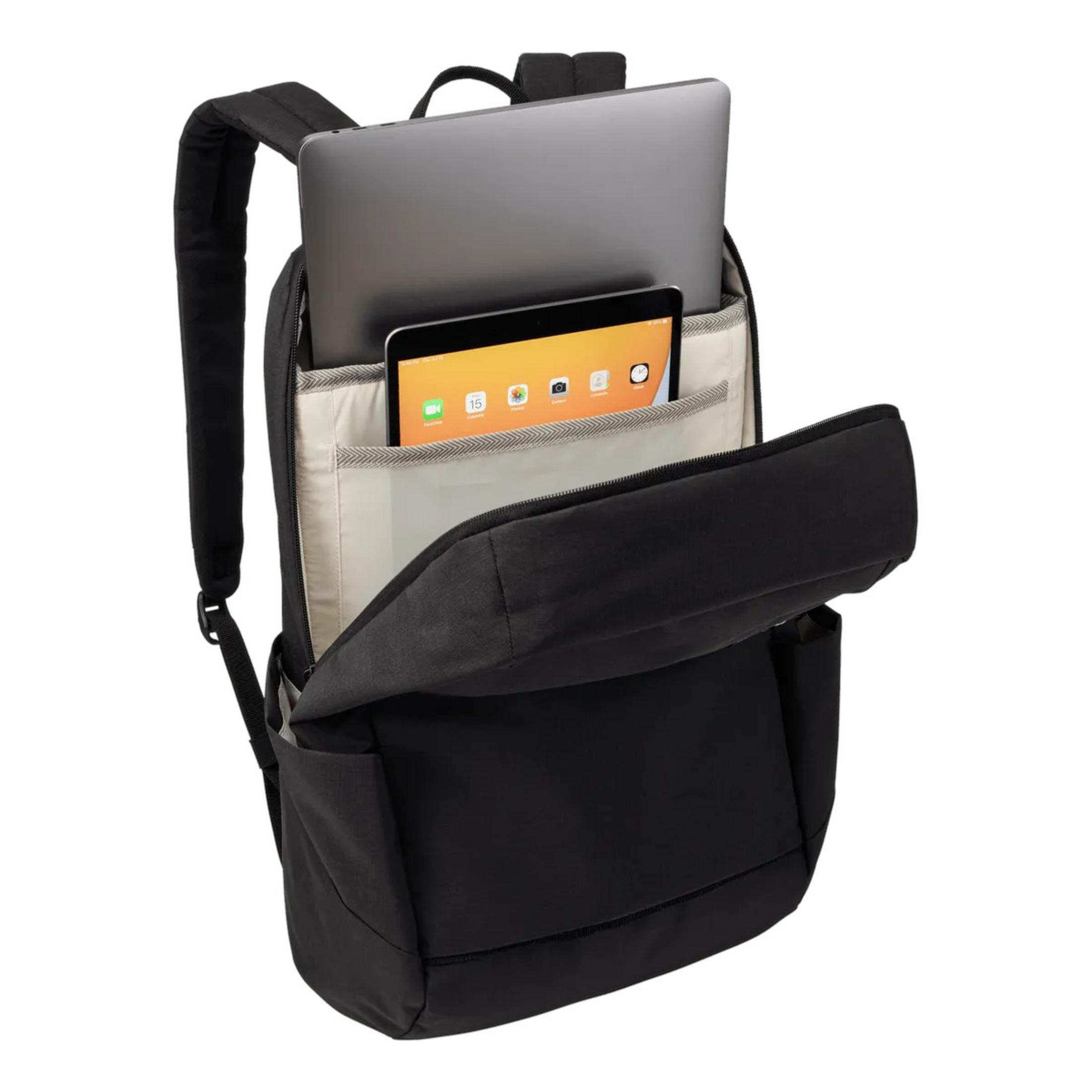 Ein offener schwarzer Rucksack zeigt einen Laptop und ein Tablet im Hauptfach vor weißem Hintergrund.