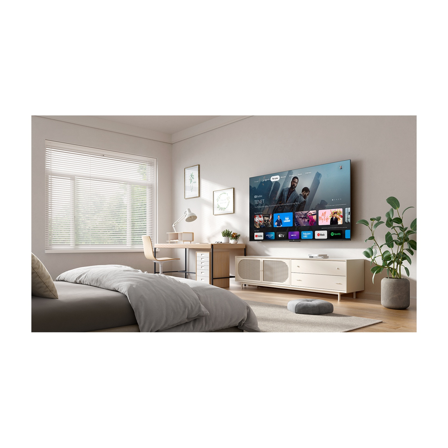 Moderno camera da letto con grande TV, scrivania, finestra con persiane e pianta.