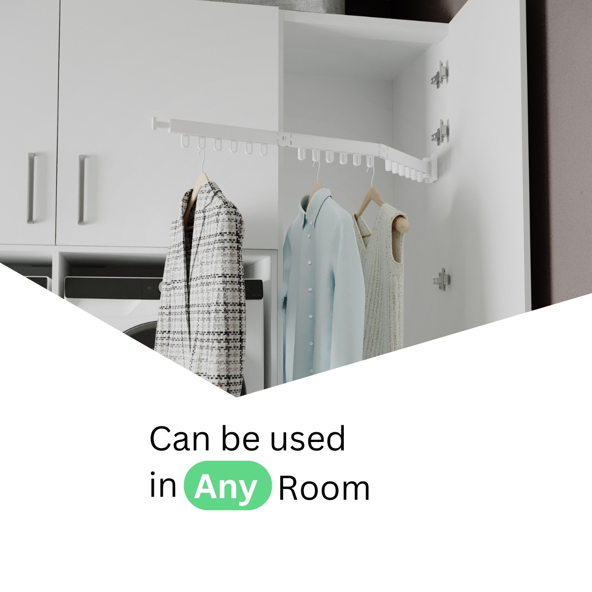 Kleding hangt aan een uitschuifbare stang in een open witte kledingkast.