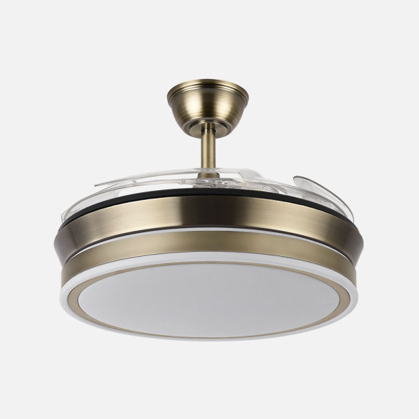 Moderna lámpara de ventilador de techo de latón con pantalla blanca.