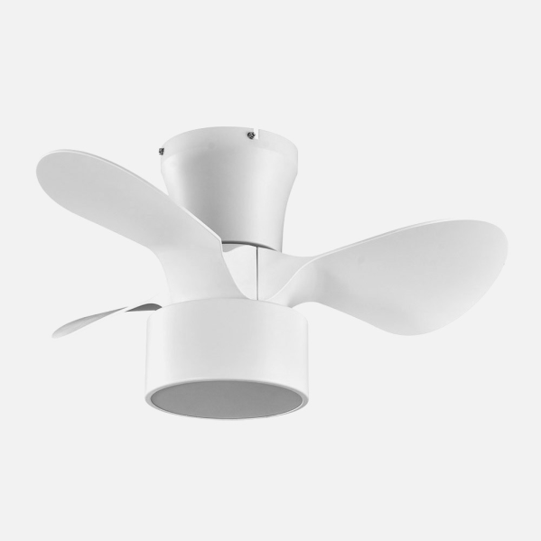 Moderno ventilatore da soffitto bianco con tre pale curve e corpo cilindrico su sfondo grigio.