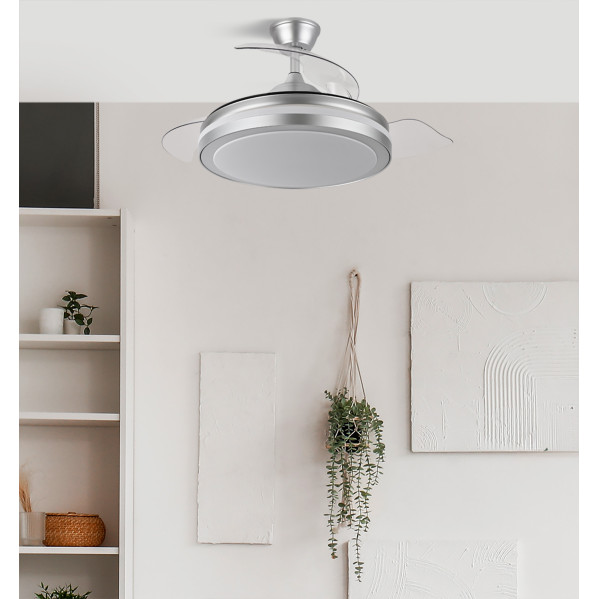 Moderna lampada da soffitto con ventilatore color argento in una stanza bianca.