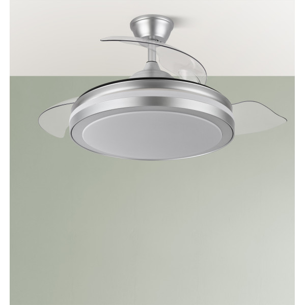 Moderno ventilatore da soffitto con corpo argento e pale trasparenti su un soffitto verde chiaro.