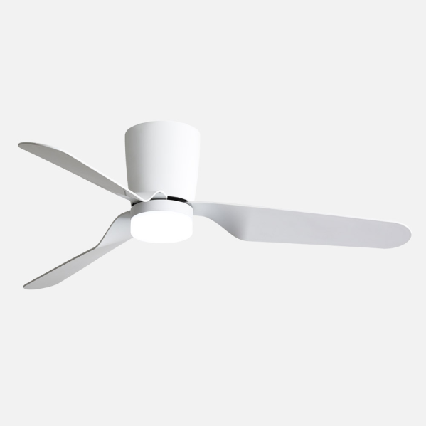 Ventilador de techo blanco moderno con tres aspas curvas y una luz redonda integrada sobre fondo claro.