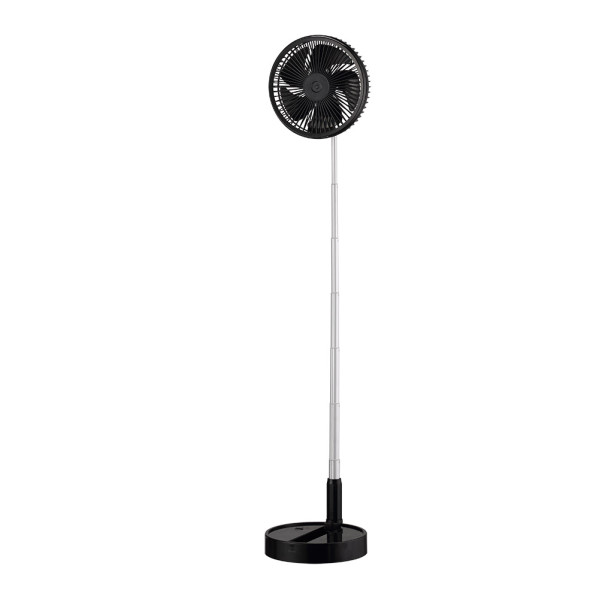 Un ventilador de pedestal negro con un poste plateado extensible sobre una base redonda sobre fondo blanco.