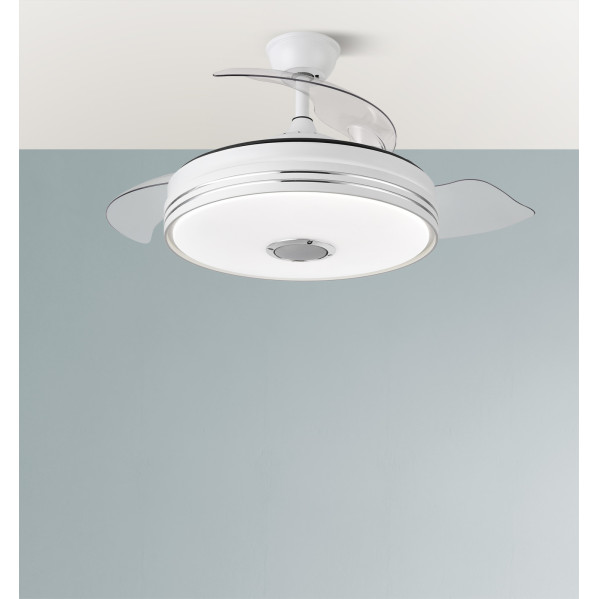 Moderno ventilador de techo con luz redonda brillante y aspas transparentes contra una pared gris.