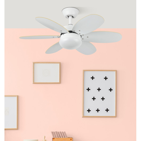 Un ventilador de techo blanco con seis aspas y luz sobre una pared rosa con cuadros enmarcados.