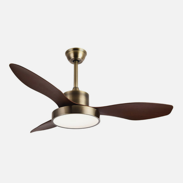 Un ventilador de techo de latón con tres aspas de madera oscura y una luz redonda integrada.