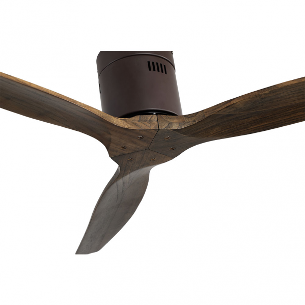 Un ventilador de techo moderno con tres aspas de madera marrón y un cuerpo de motor cilíndrico oscuro.