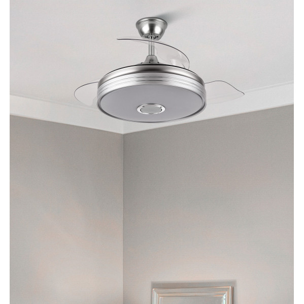 Ventilador de techo moderno con luz plateada y aspas transparentes en un techo blanco.
