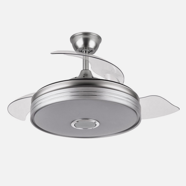 Un moderno ventilador de techo plateado con aspas transparentes retráctiles y luz integrada sobre fondo neutro.