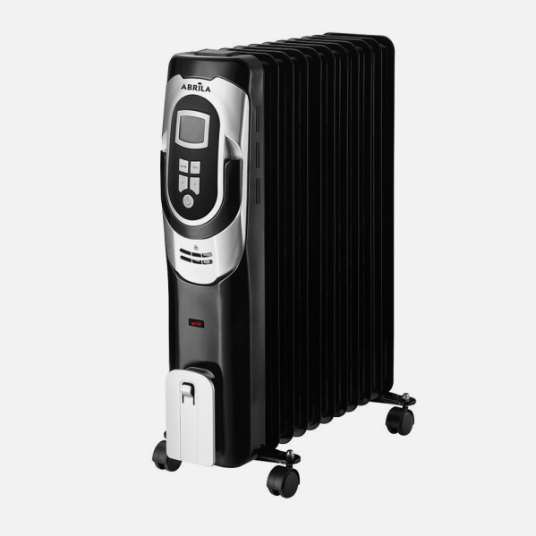 Un termosifone ad olio nero con pannello di controllo argento e rotelle su sfondo bianco.