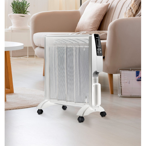 Un termoventilatore portatile bianco con ruote in un soggiorno moderno.
