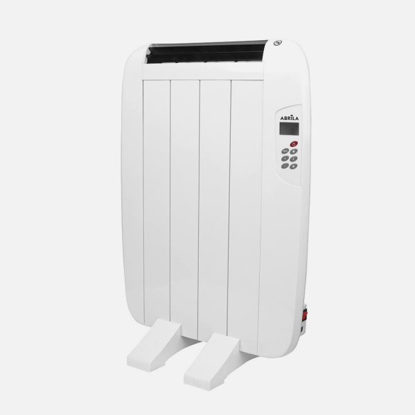 Un radiatore elettrico bianco con display digitale e pulsanti su due piedi contro uno sfondo chiaro.