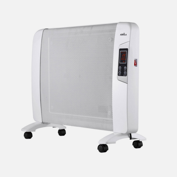 Un convettore elettrico bianco con display digitale e rotelle su sfondo grigio chiaro.