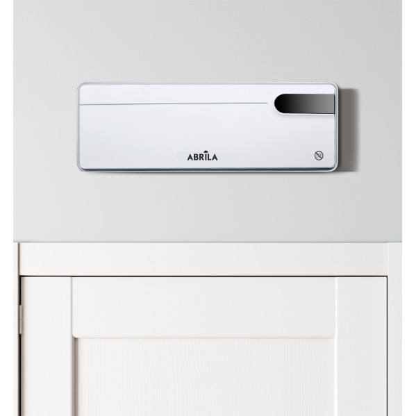 Un dispositivo Abrila bianco con display nero è montato su una parete sopra una porta.