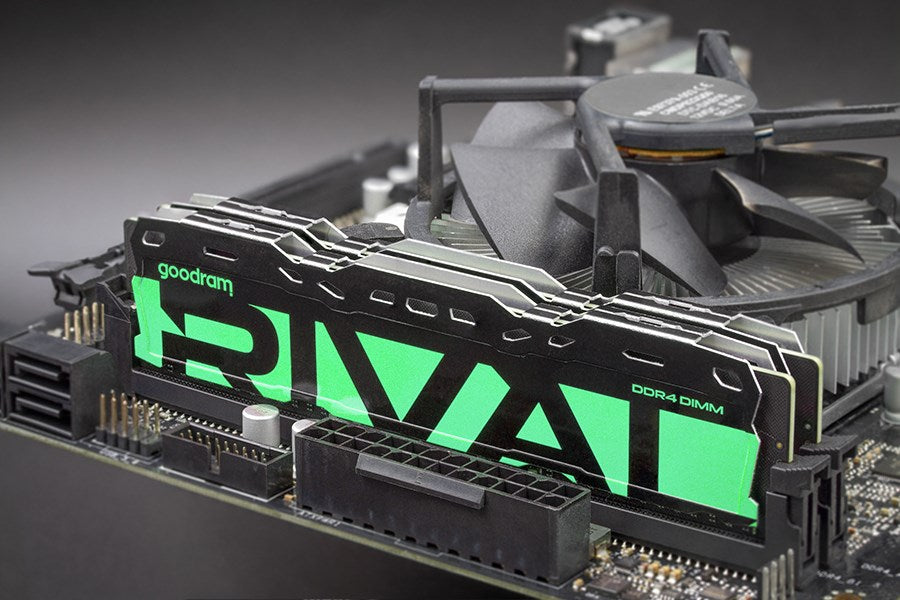 Zielone moduły RAM DDR4 GoodRAM IRDM na płycie głównej z chłodzeniem.