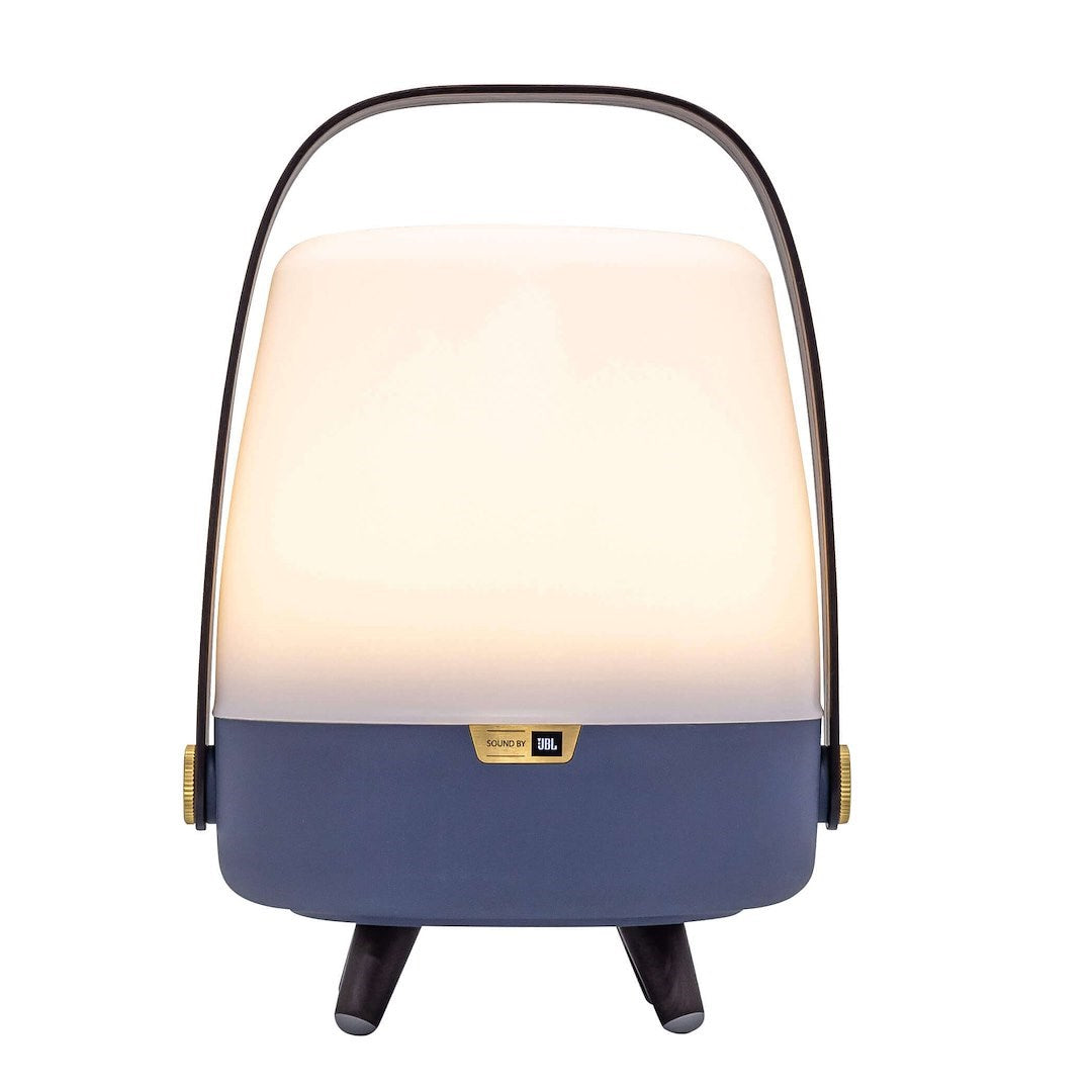 Ein moderner, blau-weißer tragbarer JBL-Lautsprecher mit schwarzem Griff und kleinen Holzbeinen.