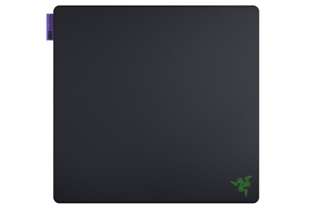 Un tappetino per mouse Razer nero con logo verde e etichetta viola.
