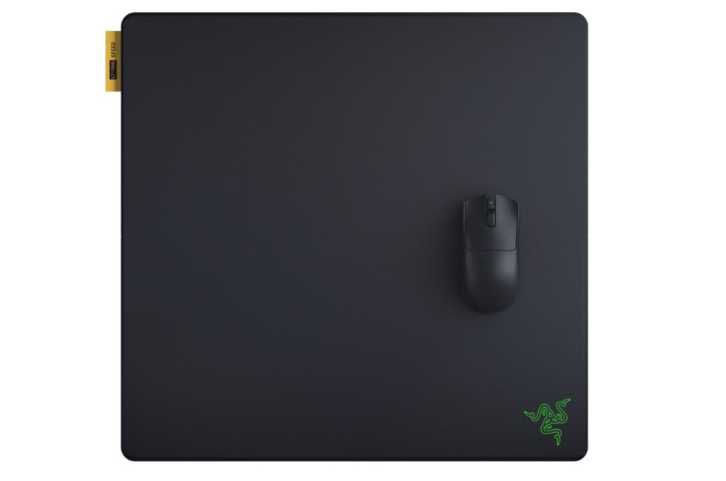Un tappetino per mouse nero con un mouse nero sopra e un logo Razer verde nell'angolo in basso a destra.