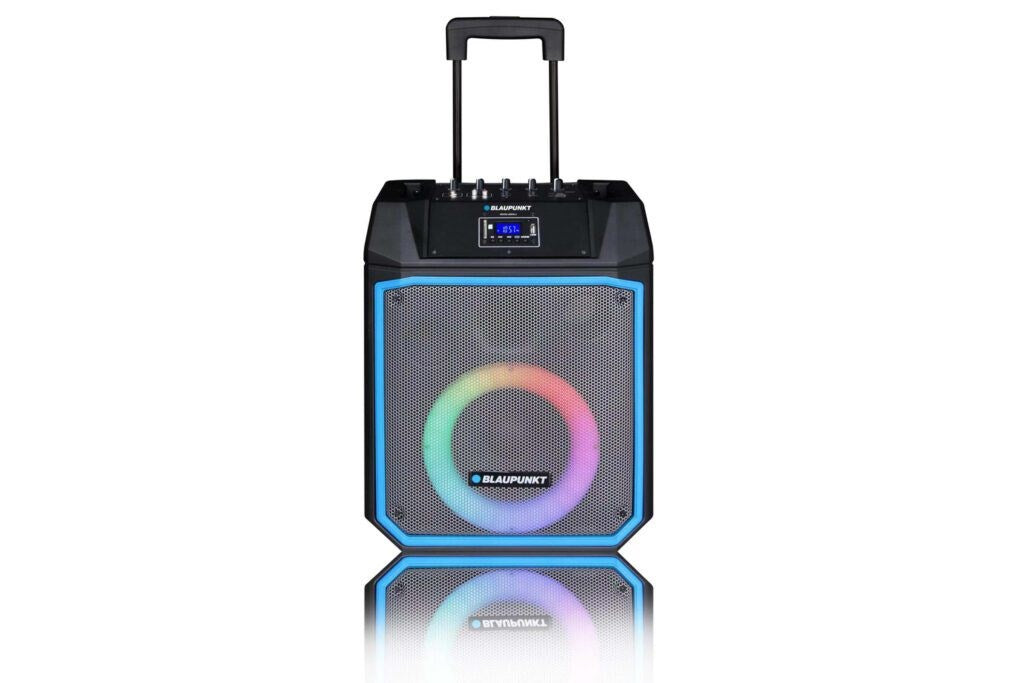 Une enceinte de fête noire portable Blaupunkt avec un anneau lumineux LED coloré et une poignée rétractable.