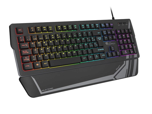 Teclado para juegos negro con retroiluminación RGB y reposamuñecas integrado sobre fondo blanco.