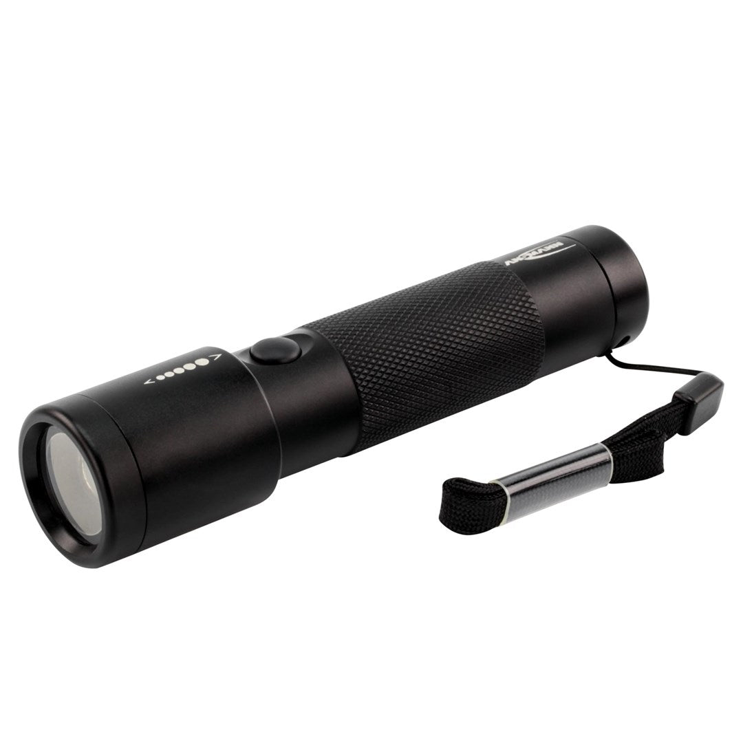 Une lampe de poche LED noire compacte avec une poignée texturée et une dragonne noire, sur fond blanc.