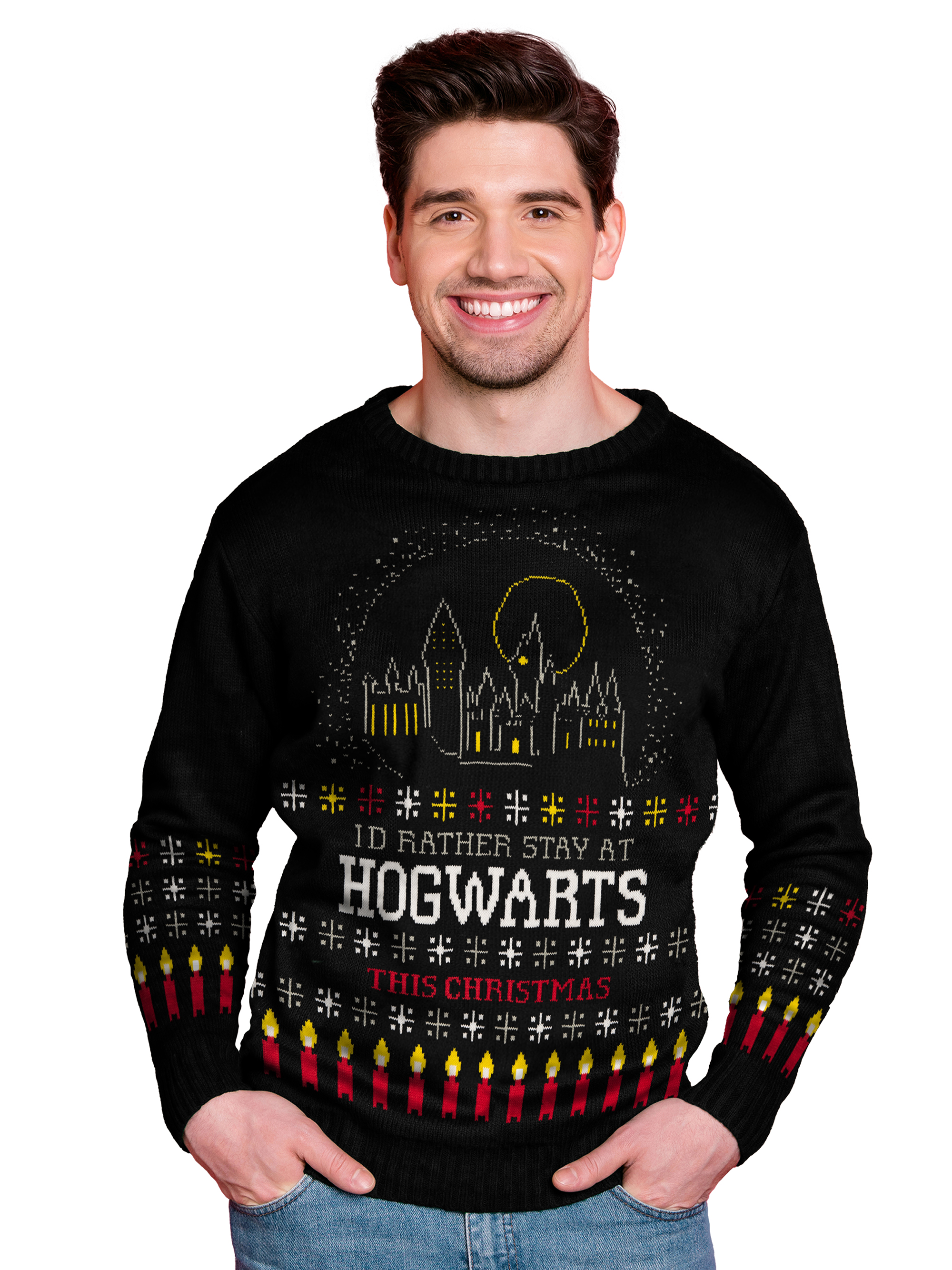 Mann lächelt in die Kamera und trägt einen schwarzen Weihnachtspullover mit Hogwarts-Motiv und rotem Rand.