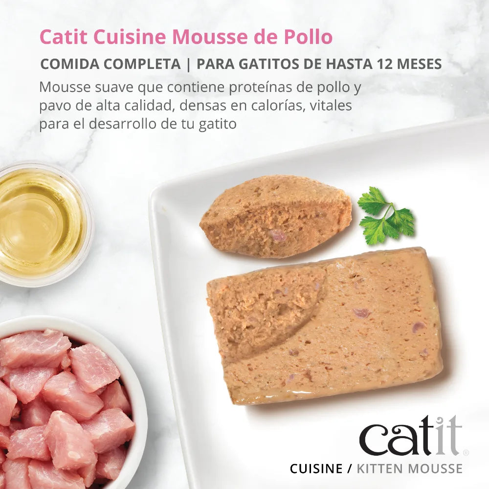 Mousse de pollo Catit Cuisine para gatitos, con trozos de carne cruda, caldo y texto en español sobre fondo blanco.